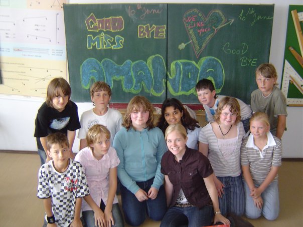 Picture of Amanda with 5th grade class on her last day of teaching